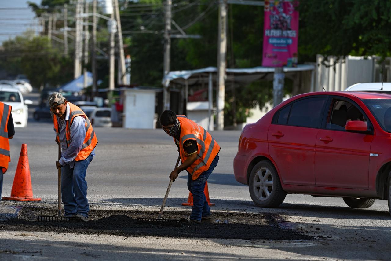 Bacheo no se detiene, reparan calles en sábado