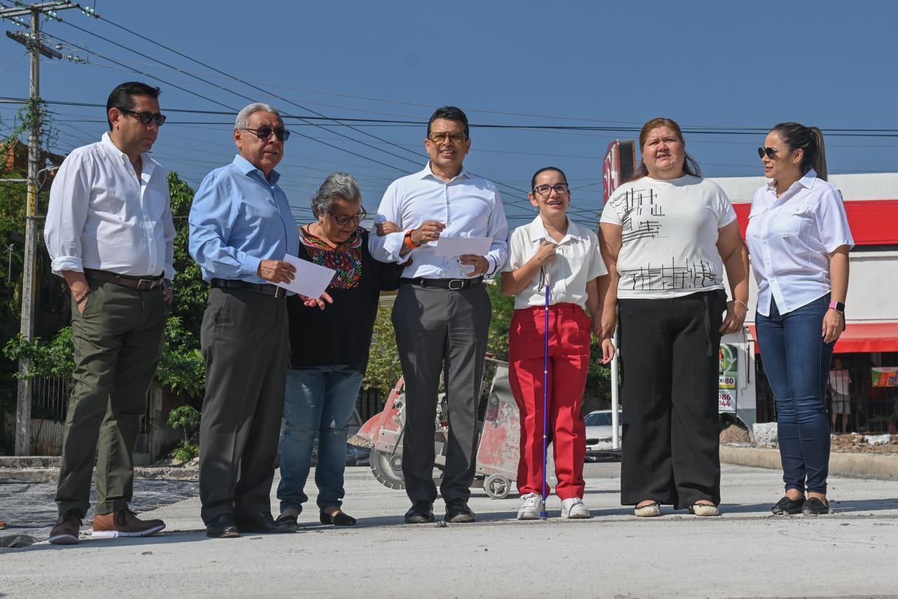Supervisa Lalo Gattás pavimentación con concreto hidráulico en la colonia Sierra Madre.