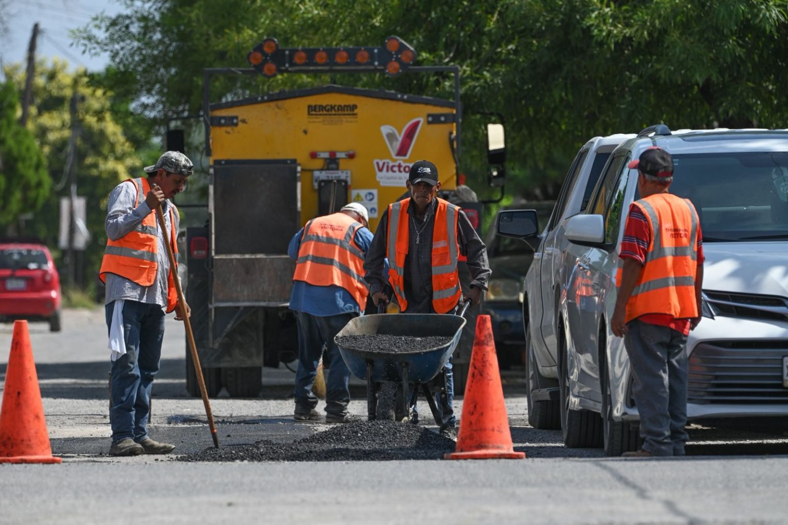 Restaura Municipio 16,522 m2 de asfalto dañado con Plan Emergente de Bacheo.
